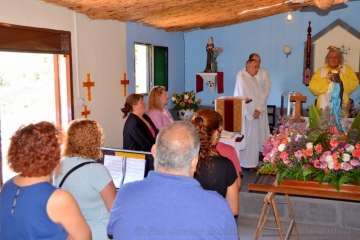 Un vecino echa un cable para la misa en Tecén (Foto Francisco J. Santana)